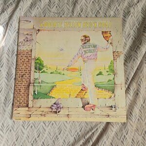 ELTON JOHN 1973 YELLOW BRICK ROAD VINYL ALBUM *LIKE NEW*